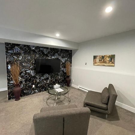 2 Bedroom Suite With Full Kitchen Ревелстоук Екстериор снимка