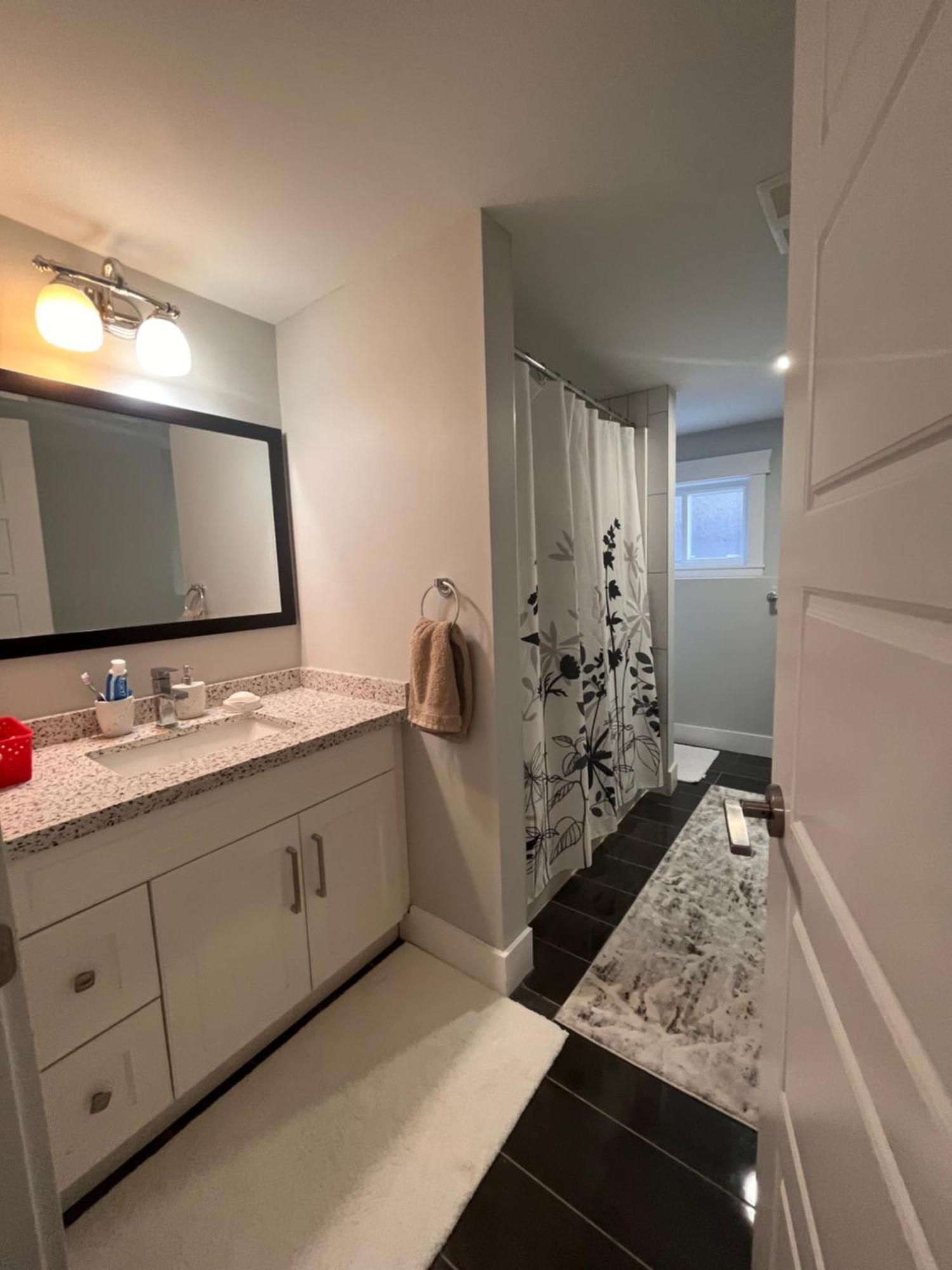 2 Bedroom Suite With Full Kitchen Ревелстоук Екстериор снимка