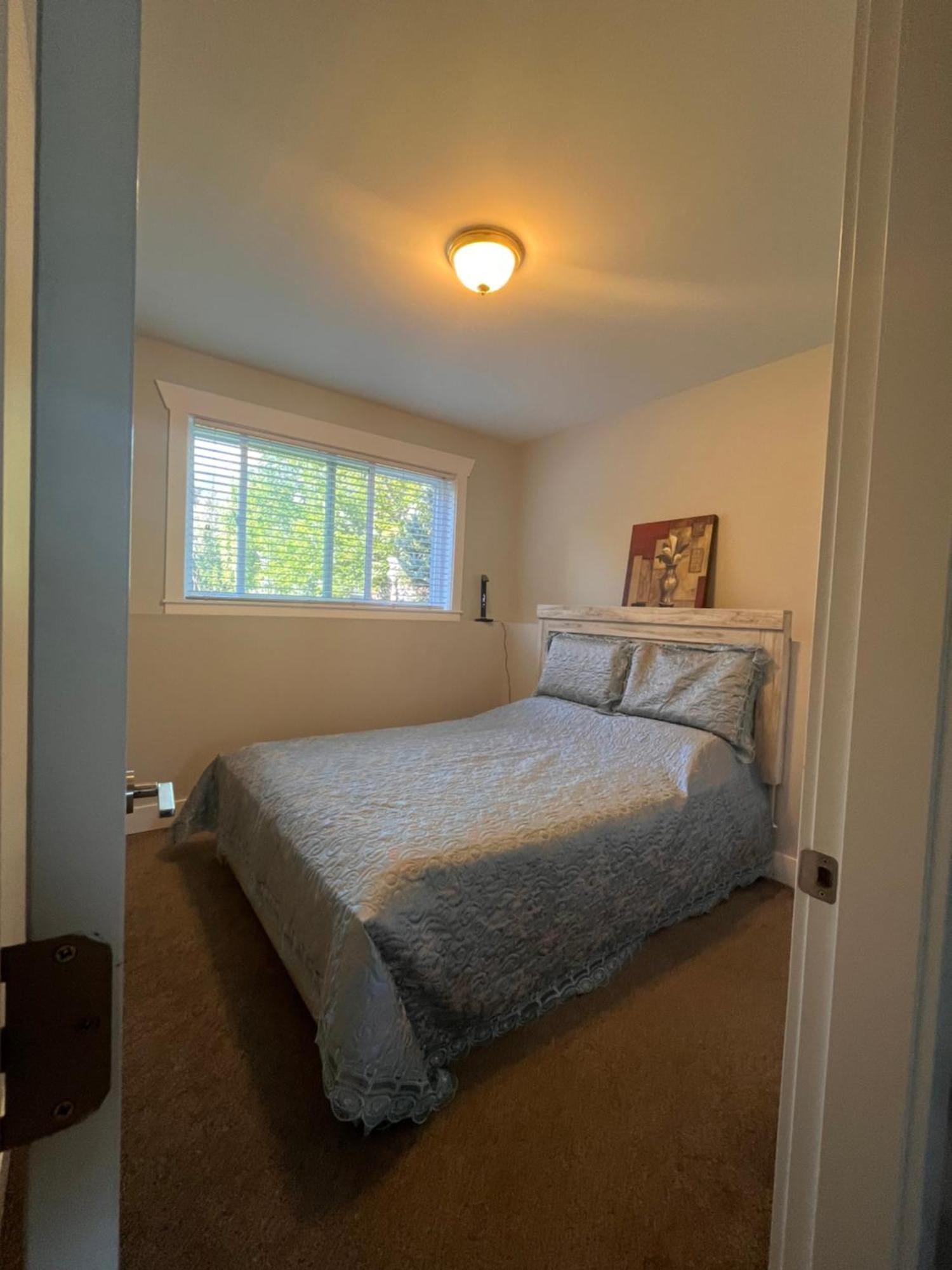 2 Bedroom Suite With Full Kitchen Ревелстоук Екстериор снимка