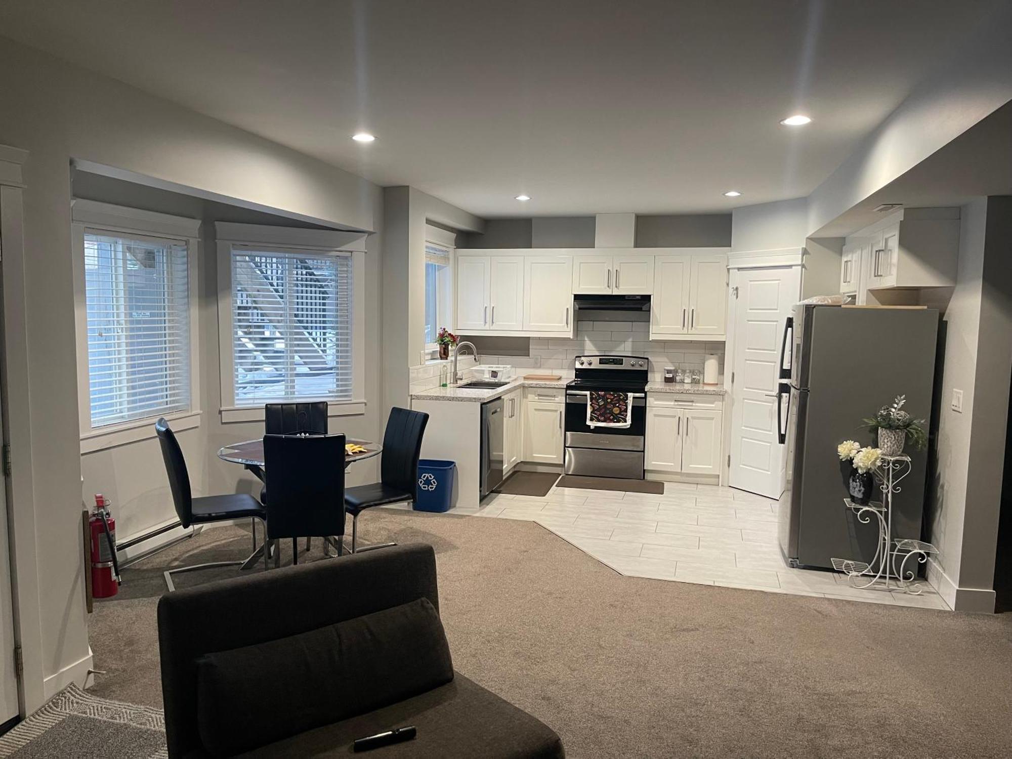 2 Bedroom Suite With Full Kitchen Ревелстоук Екстериор снимка